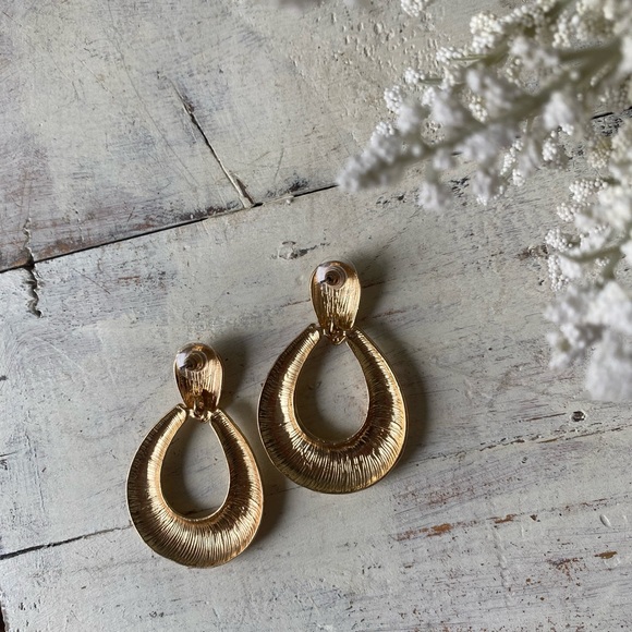 Gold Oval Hoop Detailed Earrings - Picture 5 of 16